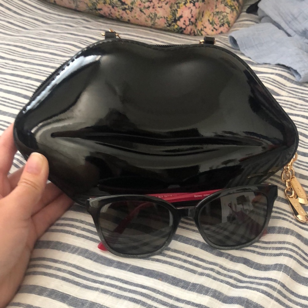 Besty johnson glasses and lips purse